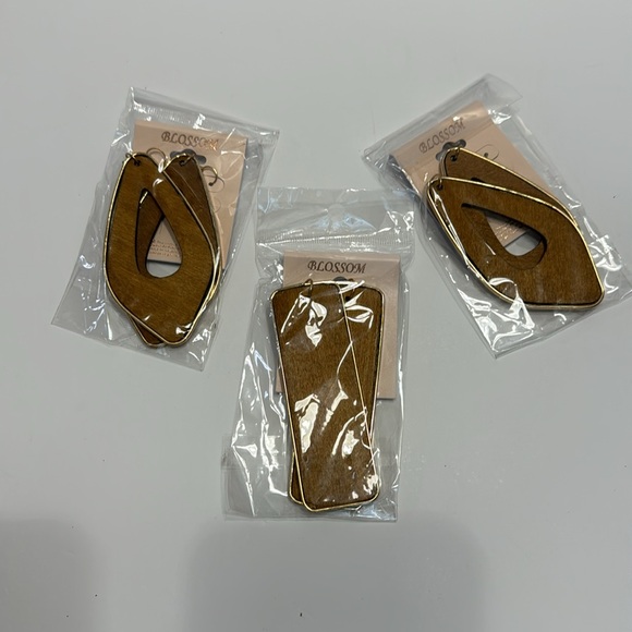 Blossom (Set of 3) Light Brown Earrings Gold trim & New in Package - Picture 13 of 17